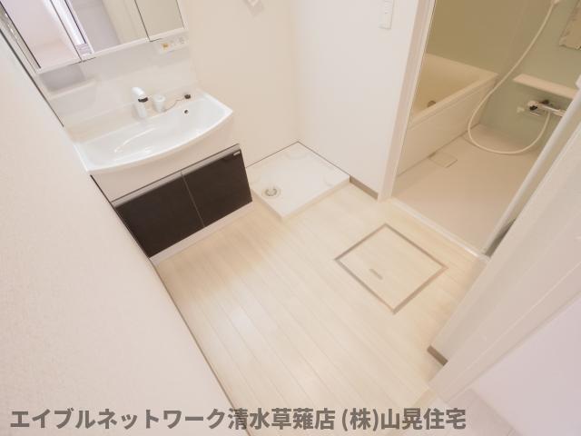 洗面設備　独立洗面台、小物を置くことができて便利です