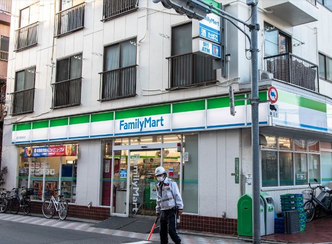 コンビニ　ファミリーマート新三河島駅前店（コンビニ）まで112m