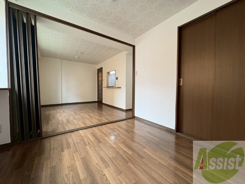その他部屋・スペース　こちらのお部屋は光が差し込む、温かみのあるお部屋です。