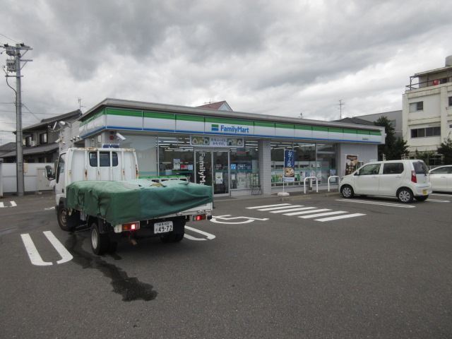 コンビニ　ファミリーマート（コンビニ）まで250m