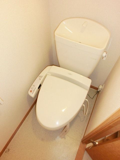 トイレ　洗浄機能付きです。
