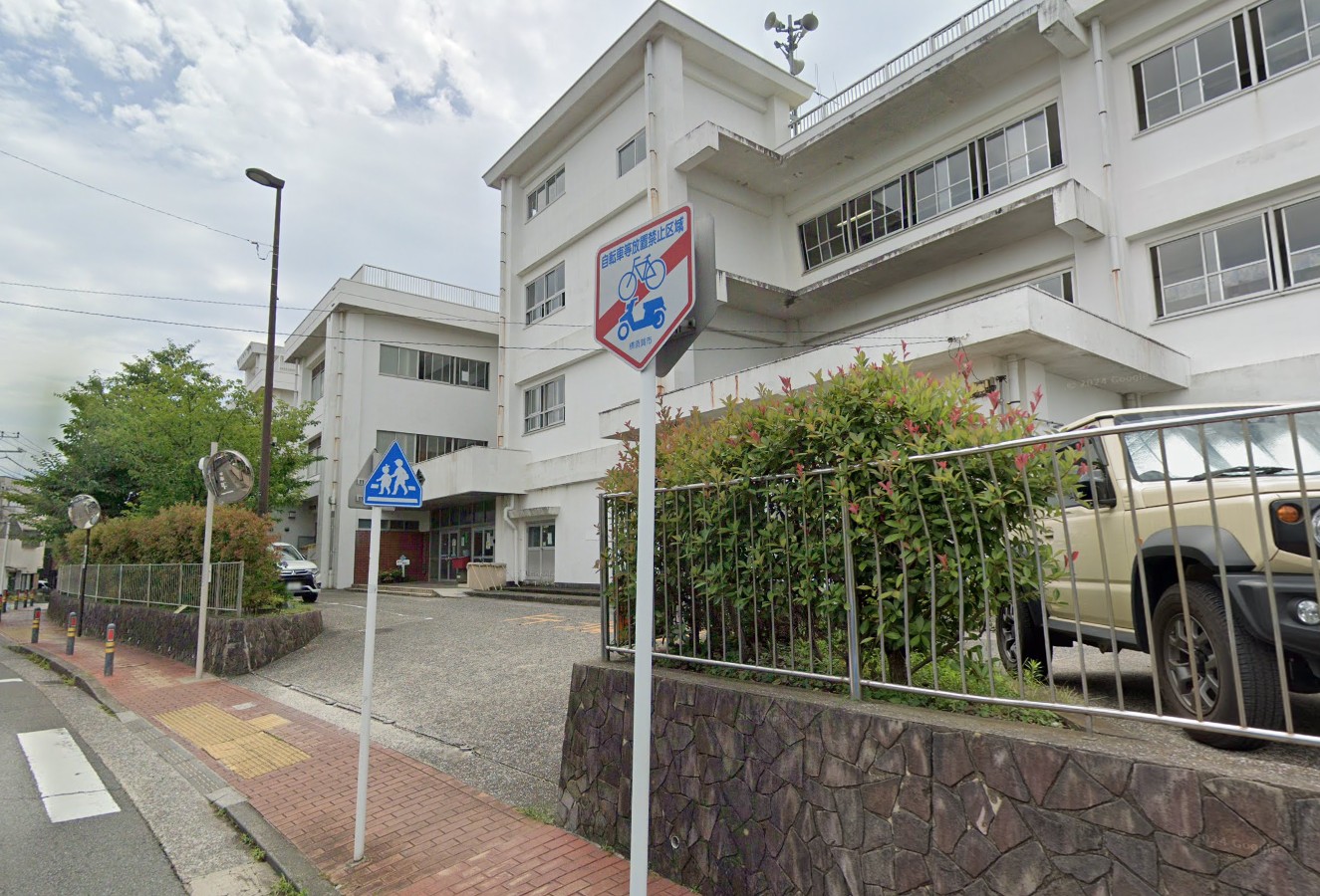 小学校　横須賀市立衣笠小学校（小学校）まで250m