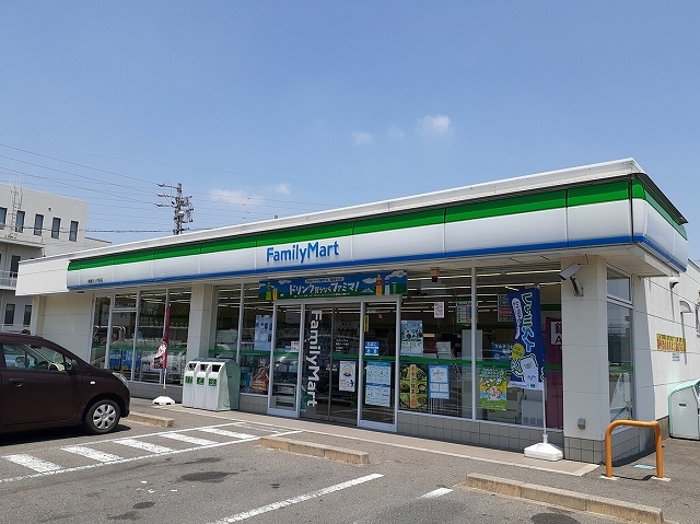 コンビニ　ファミリーマート鈴鹿ホンダ前店（コンビニ）まで550m
