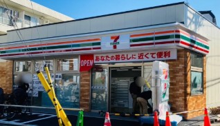 コンビニ　セブンイレブン（コンビニ）まで220m