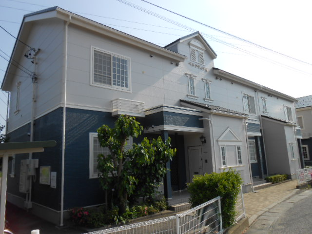 建物外観　建物玄関側（北面）を北東方向より撮影