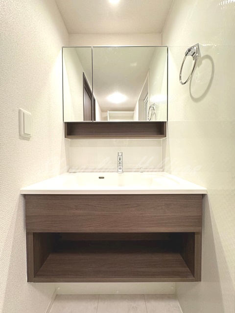 洗面設備　明るい洗面所です