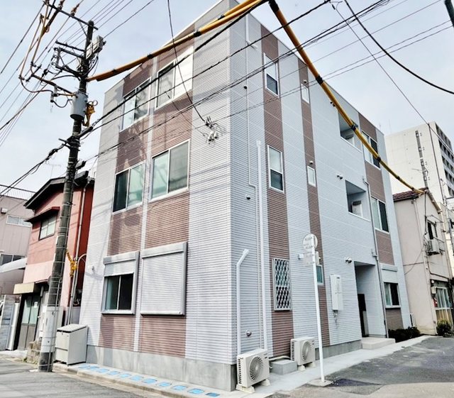 建物外観　３階建ての賃貸マンション