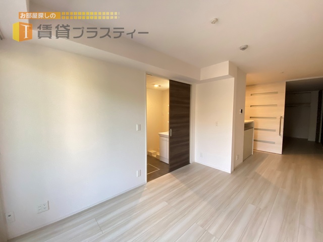 居室・リビング　綺麗な床材を使用した快適なリビング。