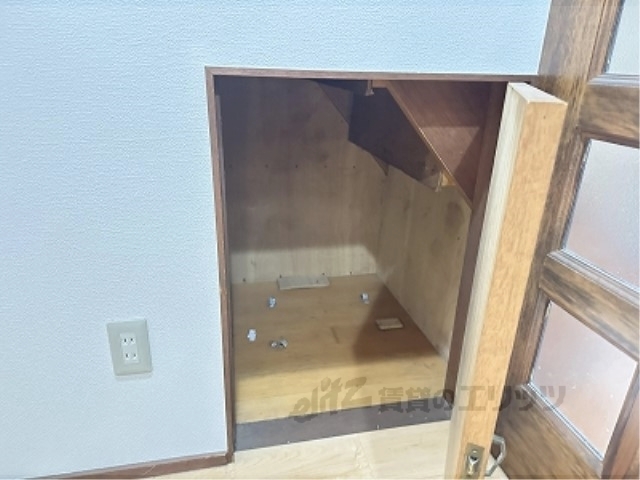 収納　階段下