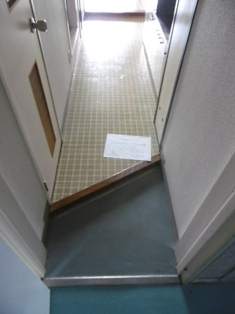 玄関　※写真は205号です(参考)