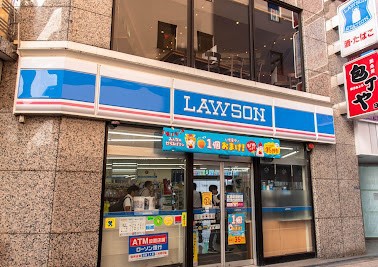 コンビニ　ナチュラルローソン芝五丁目店（コンビニ）まで81m