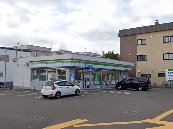 コンビニ　ファミリーマート札幌平和通4丁目店（コンビニ）まで243m