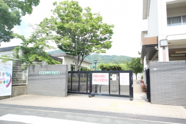 小学校　桜井市立三輪小学校（小学校）まで959m