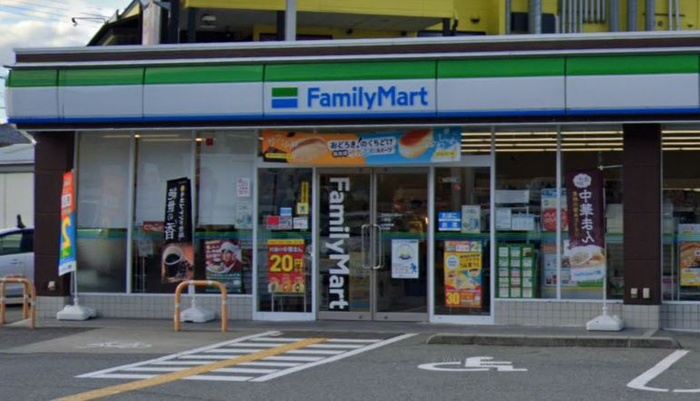 コンビニ　ファミリーマート（コンビニ）まで550m
