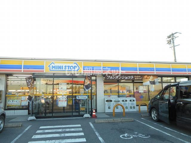 コンビニ　ミニストップ 巣南町店（コンビニ）まで896m