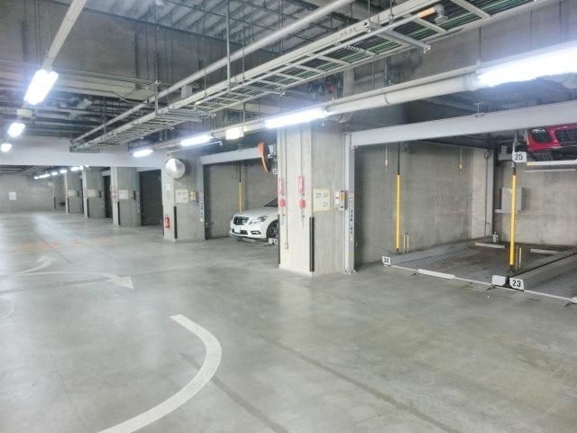 駐車場　地下１，２階は駐車場