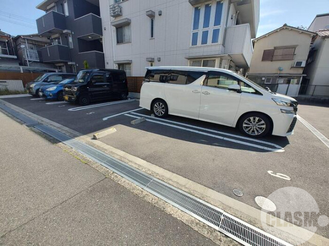 建物外観　敷地内駐車場