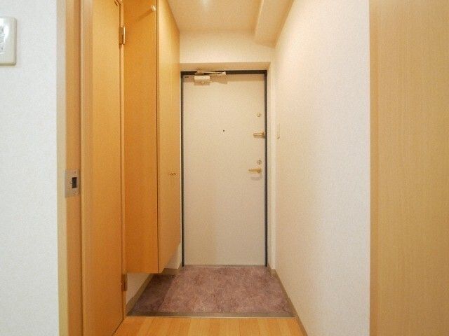 玄関　※写真は３階同号室です。