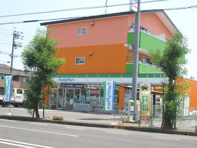コンビニ　ファミリーマート（コンビニ）まで640m