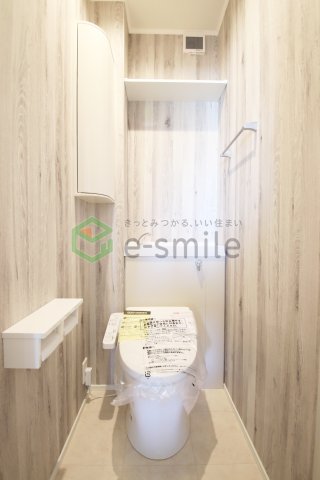 トイレ　落ち着いた色調のトイレです