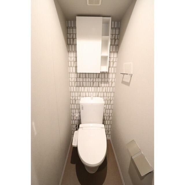 トイレ　落ち着いた色調のトイレです