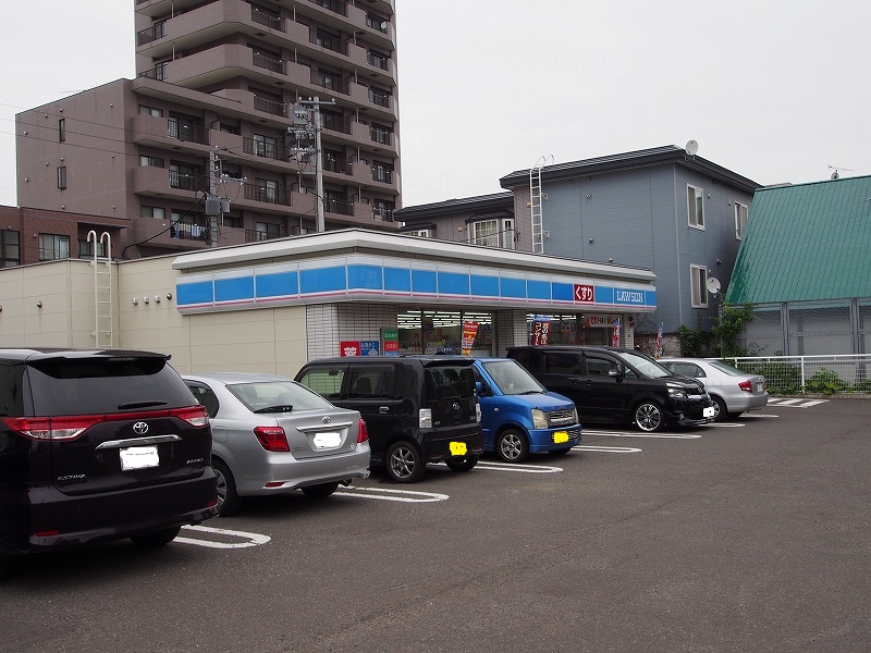 コンビニ　ローソン札幌本郷通十三丁目店（コンビニ）まで303m