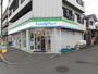 コンビニ　ファミリーマート 北八王子駅前店（コンビニ）まで587m