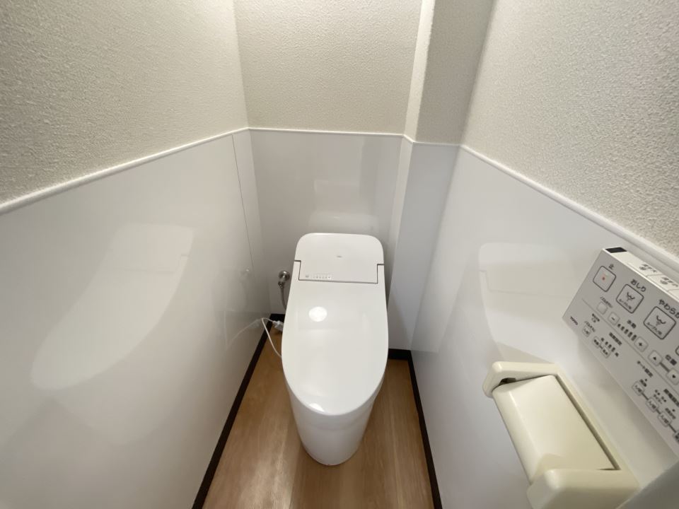 トイレ　温水洗浄便座付きです
