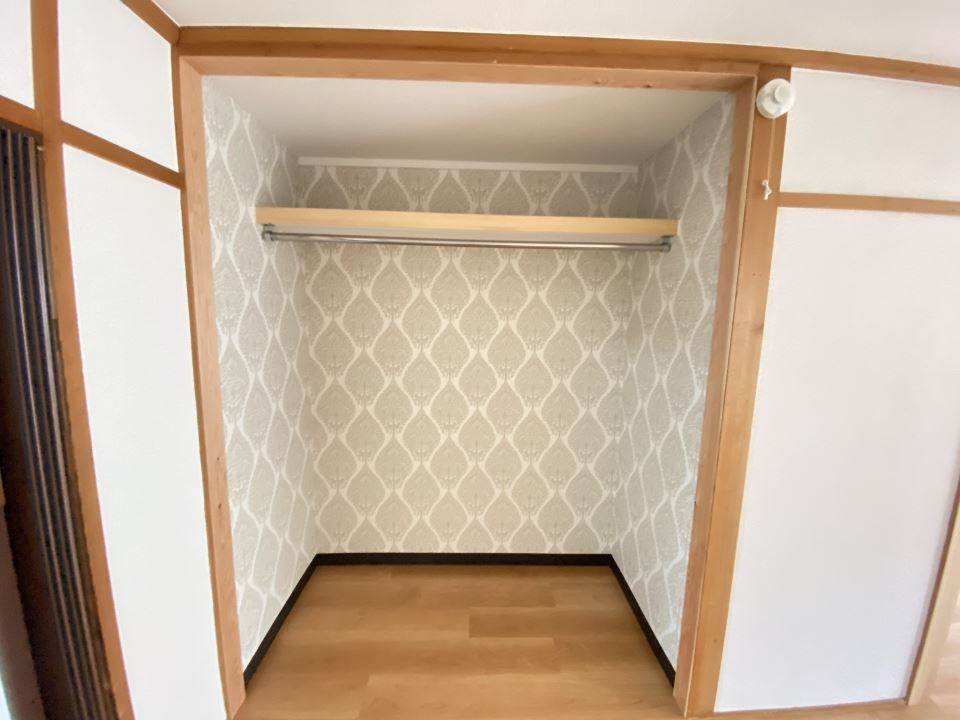 収納　ハンガーパイプ付きの収納です