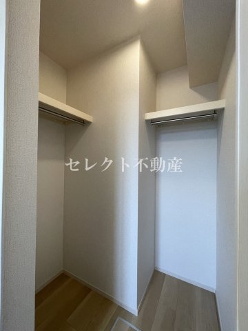 収納　【アイ・ヴィレッジ古閑中町Ａ】ウォークインクローゼットで床が