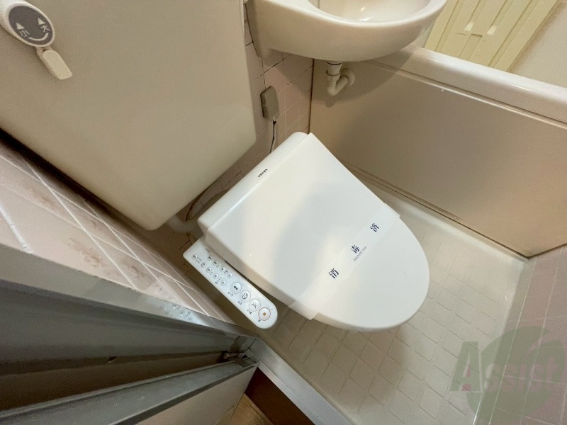 トイレ　ユニットバス内のトイレです。一人暮らしなら十分ですね。