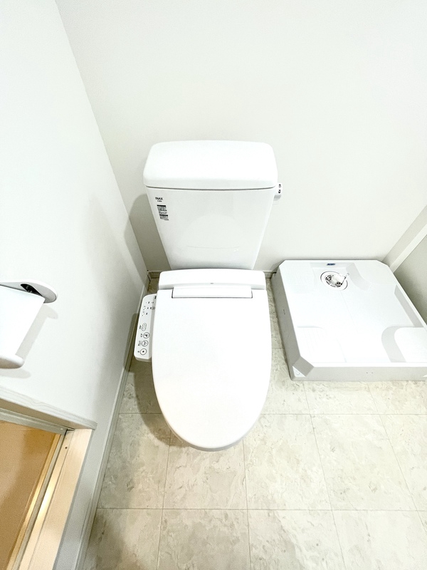 トイレ　白を基調とした清潔感のある空間です