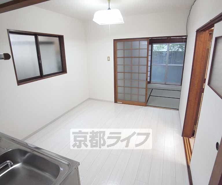 居室・リビング　清潔感のある白いお部屋です・