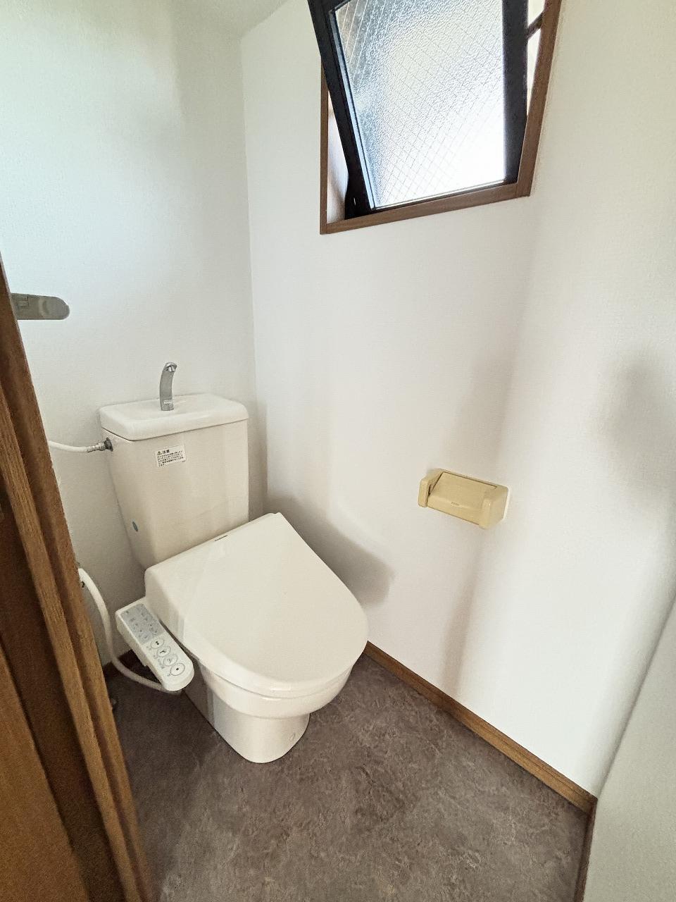 トイレ　落ち着いた色調のトイレです