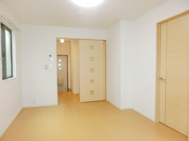 その他部屋・スペース　バルコニー側から見たリビングルーム