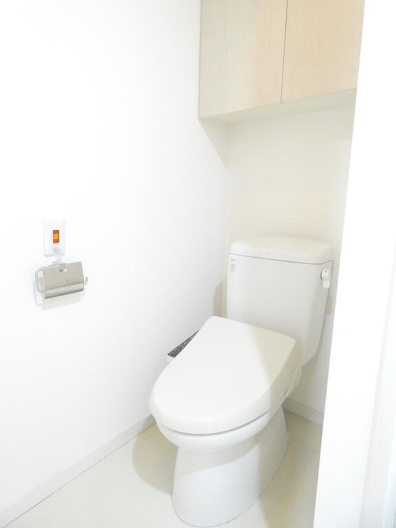 トイレ　落ち着いた色調のトイレです