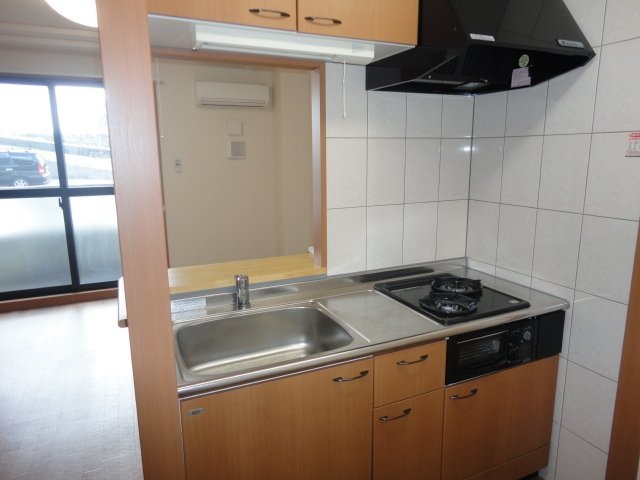 キッチン　掲載写真は同型モデルを掲載しており実際のお部屋と仕様等が異な