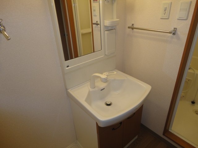 洗面設備　掲載写真は同型モデルを掲載しており実際のお部屋と仕様等が異な