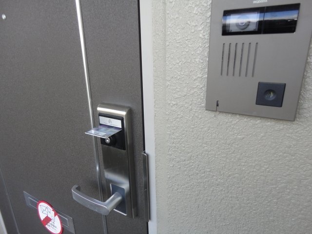 玄関　掲載写真は同型モデルを掲載しており実際のお部屋と仕様等が異な