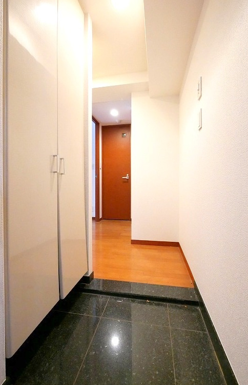 玄関　※別部屋の参考写真です。