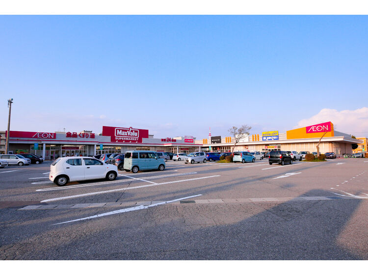 ショッピングセンター　マックスバリュ金沢駅西本町店（ショッピングセンター）まで580m