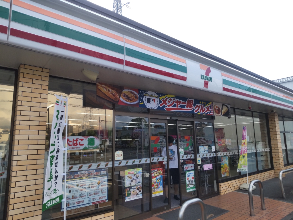 コンビニ　セブンイレブン（コンビニ）まで349m