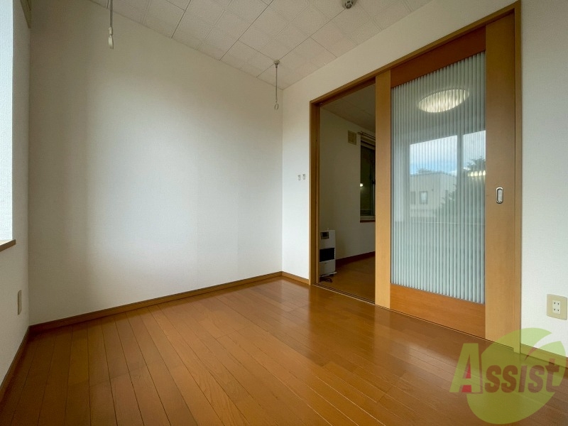 その他部屋・スペース　こちらのお部屋は光が差し込む、温かみのあるお部屋です。