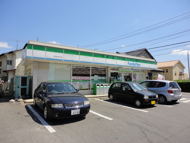 コンビニ　ファミリーマート（コンビニ）まで677m