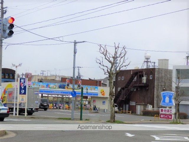 コンビニ　ローソン（コンビニ）まで692m