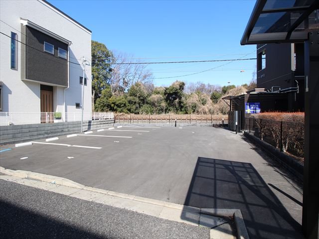 駐車場　舗装されており雨の日でも快適に駐車可能