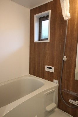バス・シャワールーム　追炊機能付、窓もついています