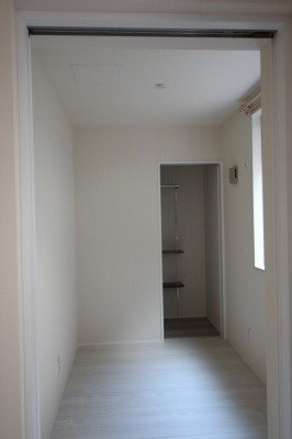 その他部屋・スペース　クローゼット付　高さ調節可能な棚付、ベッドルームだけでなくホ