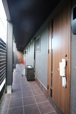 玄関　鍵を開けたら引くのみのプッシュプル型ドアノブ