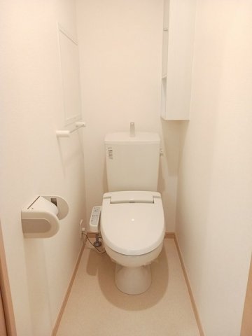 トイレ　落ち着いた色調のトイレです